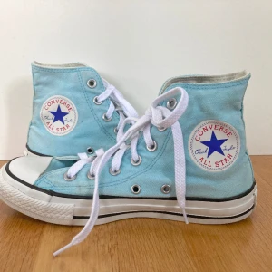 Ljusblå/turkosa converse strl 37 - Ett par ljusblå/ turkosa converse i strl 4 & 1/2, vilket motsvarar strl 37. Skorna är köpta för några år sedan, men har nästan bara stått i hallen sedan dess. Använd gärna köp nu. Kan även tänka mig att byta dem mot ett brunt par i samma storlek. :)