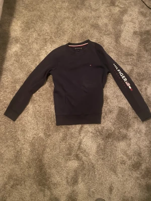 Tommy hilfiger - Säljer nu en Tommy Hilfiger tröja i storlek 152 cm skick 7-10 