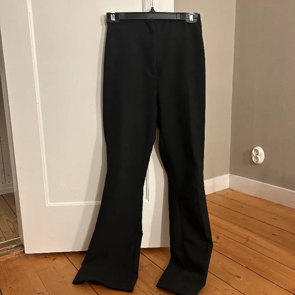 Supersnygga kostymbyxor från Zara! De har resår i midjan så att de sitter snyggt och bekvämt. Och är även bootcut. Pris går att diskutera . Farkut & Housut.