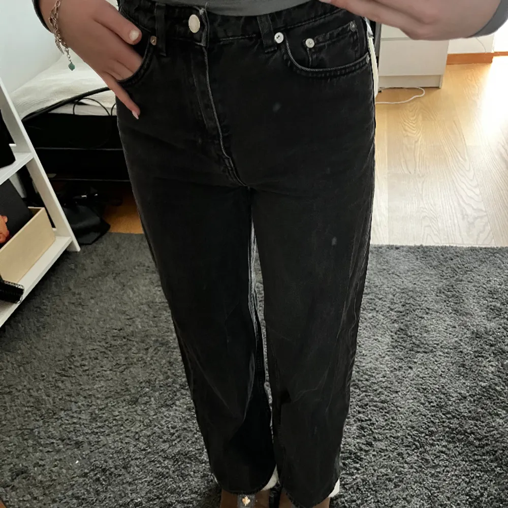 Snygga svarta jeans från Weekday🩶. Jeans & Byxor.