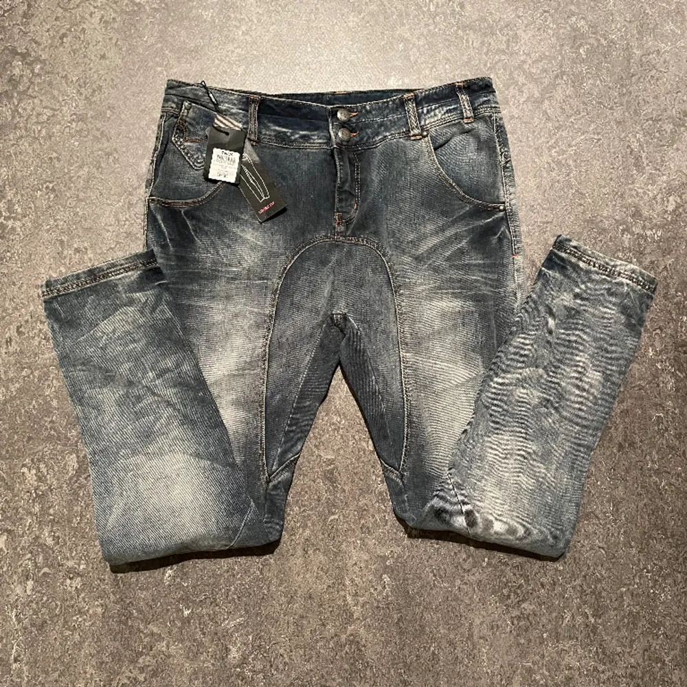 Lågmidjade jeans storlek 29/32. Helt nya oanvänd!. Jeans & Byxor.