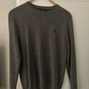 Ralph lauren tröja - Säljer denna oanvända tröja. Skick 10/10. 1000kr Storlek M