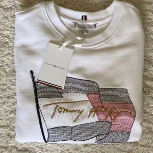 Oanvänd Tommy Hilfiger sweatshirt till dam, storlek xxs men passar även xs och s. Helt ny med tags kvar! Nypirs 1400kr