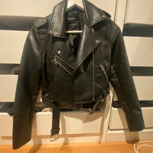 Skinnjacka från pull&bear - Super fin skinnjacka från pull&bear. Använd fåtal gånger, ungefär 5. Säljer för den inte går till användning. Storlek XS men skulle även passa S om man gillar det tajt. Annars är den lite liten men passar ändå. Skriv för mer bilder.  !INTE FRI FRAKT!