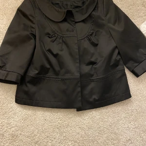 Trekvartsärmad tunn jacka  - Så fin tunn jacka med trekvarts ärm. 