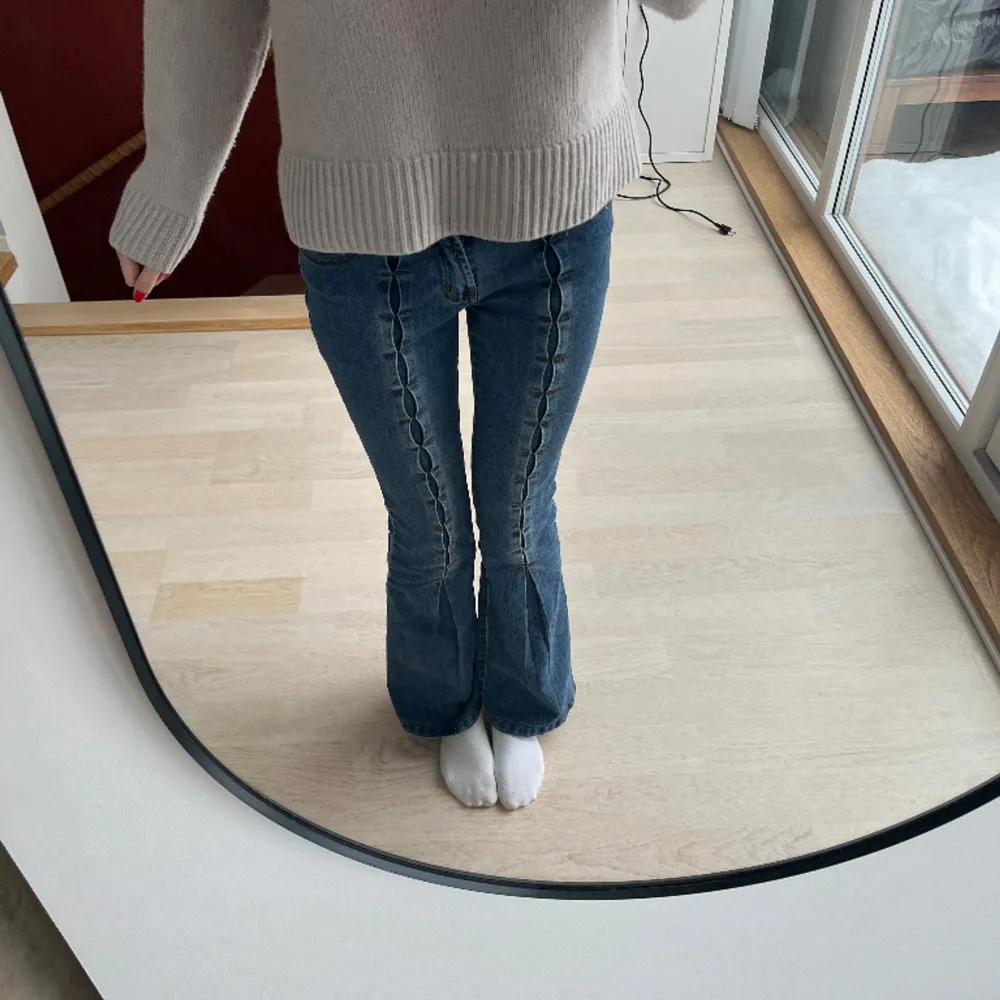 Såååå snygga jeans! Midjemåttet är 33 cm och innerbensmåttet är 79cm. Jag är 177cm lång för referens💕. Jeans & Byxor.