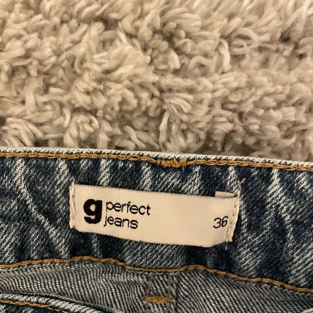 Blå jeans från Gina Tricot Sparsamt använda, inga märken  org pris 500kr, säljer för 250kr Storlek 36. Jeans & Byxor.