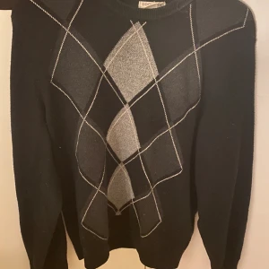 Tröja - Den är ganska ny och inte använd så mycket. Märket är dockers, köpte den på en second hand men den har inte kommit till så mycket användning tyvärr.