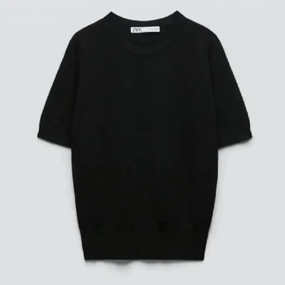 Säljer denna skitsnygga T-shirten som knappt är använd💕 färg: svart. T-shirts.