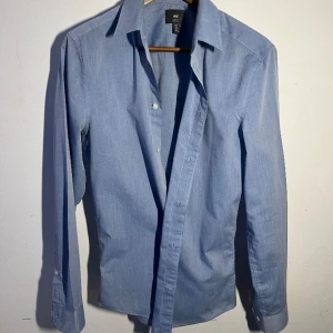 H&m skjorta - Hm skjorta, använd 1-2 ggr, hör av för frågor