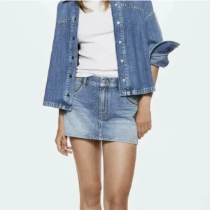 Mini jeanskjol med nitdetalj  - Säljer denna jeanskjol med metalldetaljer. Köpt från mango men aldrig fått användning för, lappen sitter kvar! Skriv vid frågor!!