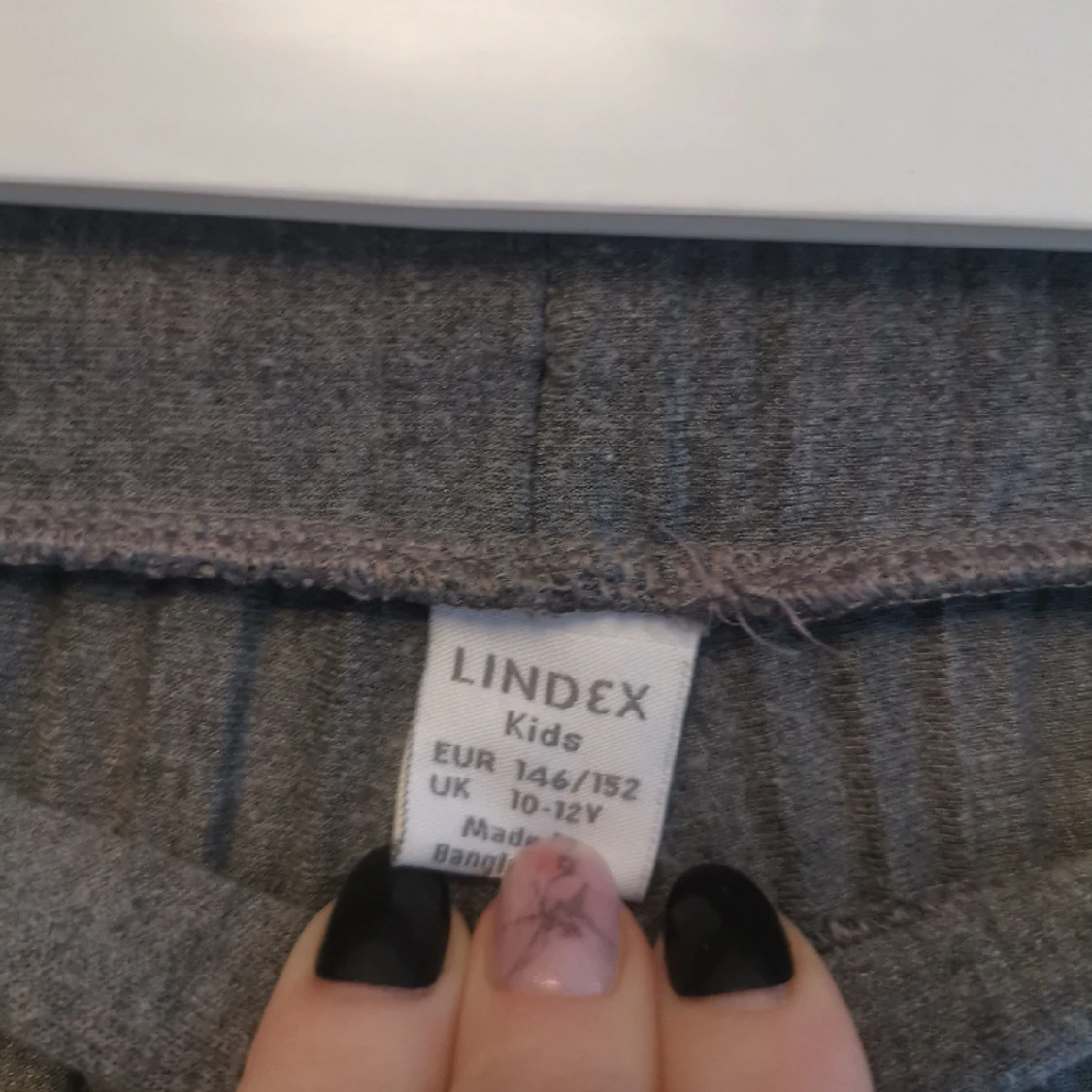 Grå fladdriga trekvartsbyxor  - 90