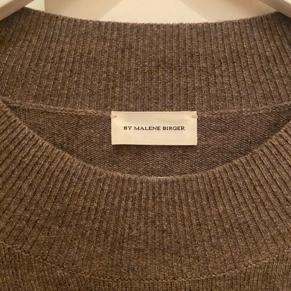 Tunn ljusbrun stickad tröja från Malene Birger! Använd en handfull gånger, inköpt för två vintrar sedan!. Tröjor & Koftor.