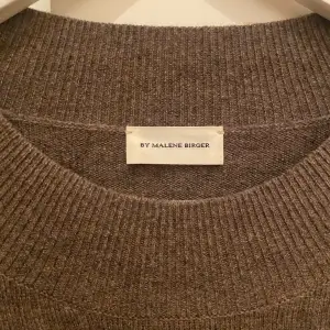 Tunn ljusbrun stickad tröja från Malene Birger! Använd en handfull gånger, inköpt för två vintrar sedan!