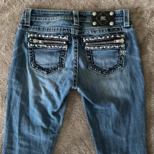 Miss Me Jeans - Skit snygga äkta miss me jeans. De var från början skinny men jag har lämnat dem till en professionell sömmerska som har sytt ut dom till boootcut. Midjemått: 37-38cm Innerbenslängd: 73cm Passar mig perfekt som är 163cm💓Skriv om ni har frågor!