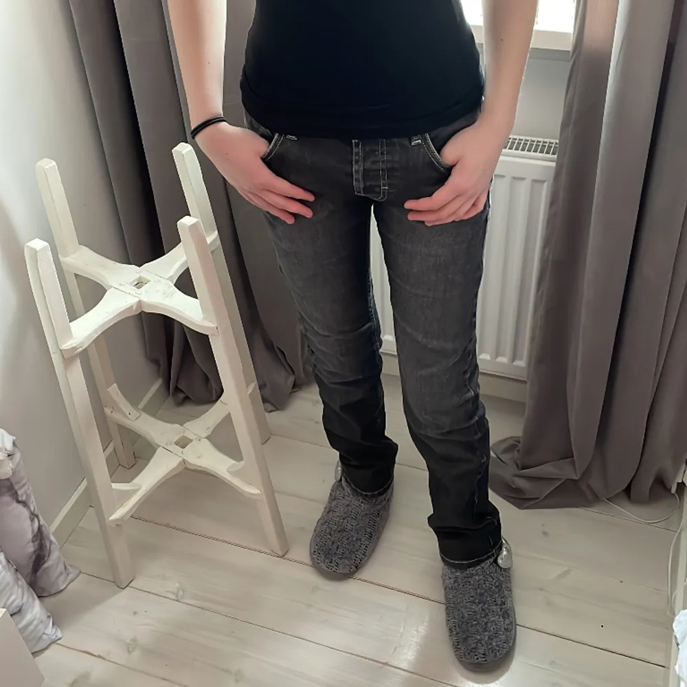 Lågmidjade jeans från frank Q,storlek W30 L32,skriv för mer bilder/info💘. Jeans & Byxor.