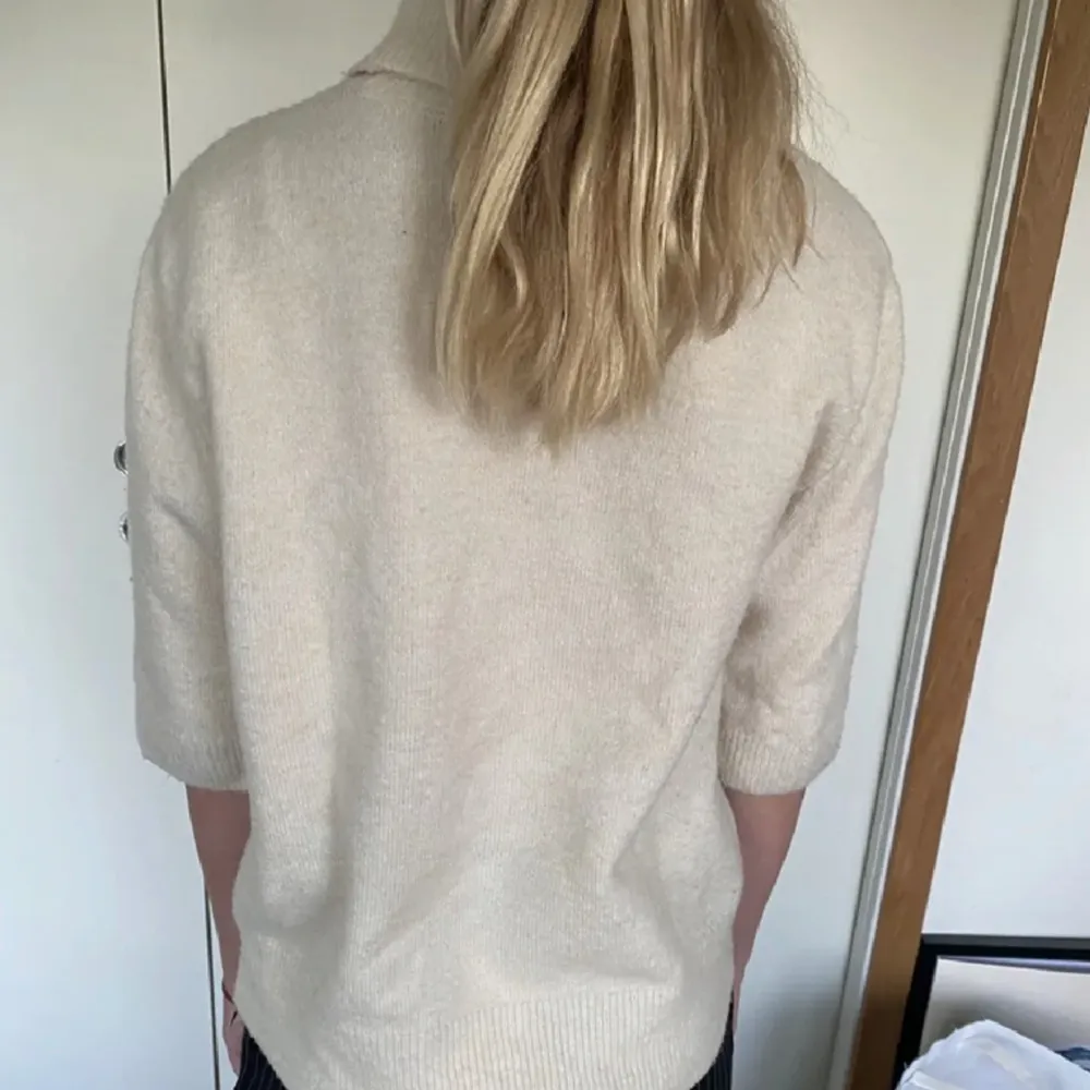 Beige stickad polotröja i fint skick, storlek S från H&M 🥰. Stickat.