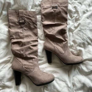 rosa/beige stövlar - så snygga beige/rosa stövlar, i storlek 37 💓