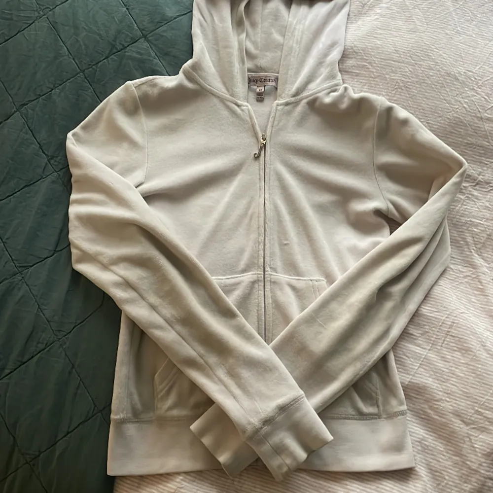 Jättefin ljusrosa Juicy couture zip up hoodie, Säljer för att jag tyvärr inte använder den lika mycket längre💗☺️💗pris+frakt. Tröjor & Koftor.