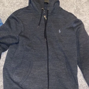 Ralph Laurent Hoddie  - En fin tröja ifrån Polo Ralph Lauren som är i väldigt bra skick! Perfekt för dig som har storlek M och vill ha en fin och välskött tröja som passar till allt! Säljer den pga att jag inte använder den längre.