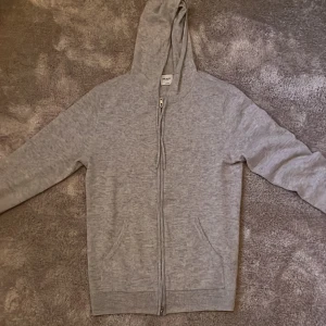 John Henric hoodie Kahmir - Hej, Säljer min alldeles nya Kashmir hoodie, den är helt ny i skick 10/10, köpt på John henric för 2300kr, mitt pris är 1699kr, hör av er vid frågor!