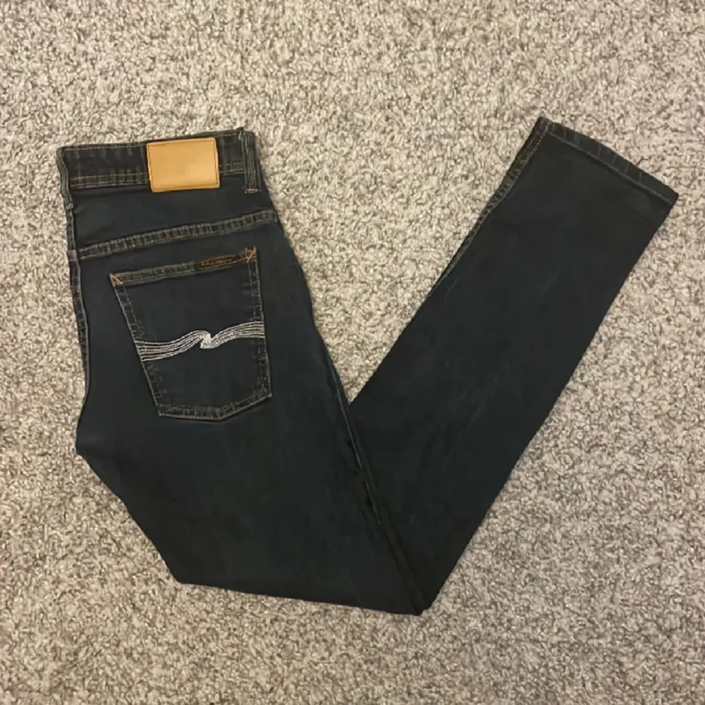Ett par snygga blåa jeans från märket Nudie. Skick 9/10 mycket väl omhändertagna! Storlek W32 L32 men sitter aningen mindre. Vid fler frågor, skriv gärna privat // AR. Jeans & Byxor.