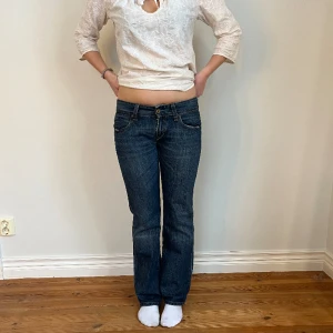 Lågmidjade Levis  - Midjemått( rätt över): 39cm Inerbenslängd: 74cm   Köp gärna via ”KÖP NU” Jag är 168 cm, inga defekter 💕 