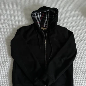 Burberry kofta - Säljer burberry koftan på grund av att jag inte använder den längre. Skicket är mycket mycket bra, 10/10. Storleken är L.