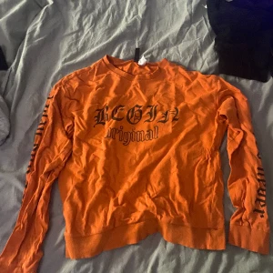 Orange tröja  - Säljer en orange sweatshirt från hm🩷👚