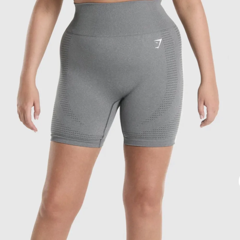 Super snygga shorts ifrån gymshark som  säljs pågrund av jag inte känner mig bekväm i shorts. De är i väldigt bra skick, använda ngn enstaka ggn. Nypris 499kr. Shorts.