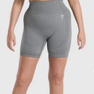 Super snygga shorts ifrån gymshark som  säljs pågrund av jag inte känner mig bekväm i shorts. De är i väldigt bra skick, använda ngn enstaka ggn. Nypris 499kr