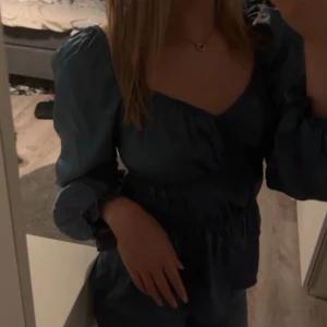 Jättefin blus  - Otroligt fin och trendig blus, sitter perfekt och är aldrig använd. 