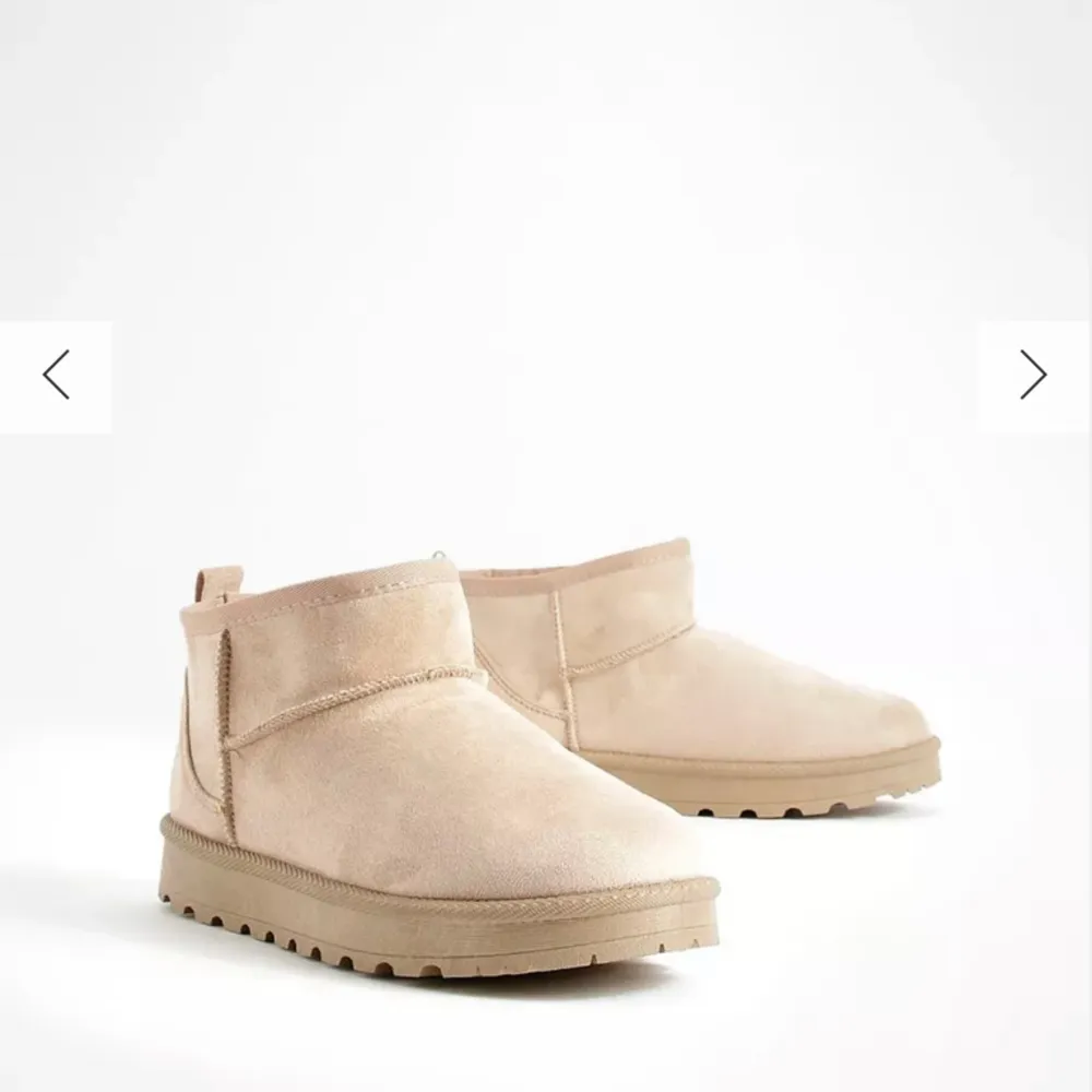 Helt nya och oanvända fake Uggs. Köpt från bohoo som julklapp men blev tyväär fel storlek. Bara provade inomhus. . Skor.