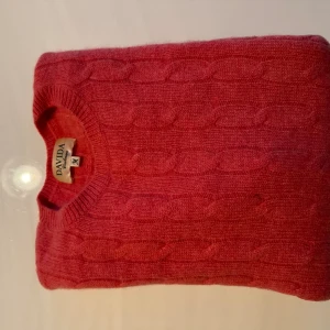 Tröja Davida  - Cashmere tröja Davida i färgen corall. Underbar tröja, nytvättad, fräsch och helt noppfri