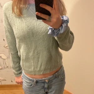 Stickad tröja - Säljer denna söta gröna trickade tröjan