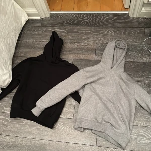 Svart/Grå hoodie - Två asfeta hoodies från asos! Säljer eftersom de är för stor för mig. 300 för en och 500 för båda