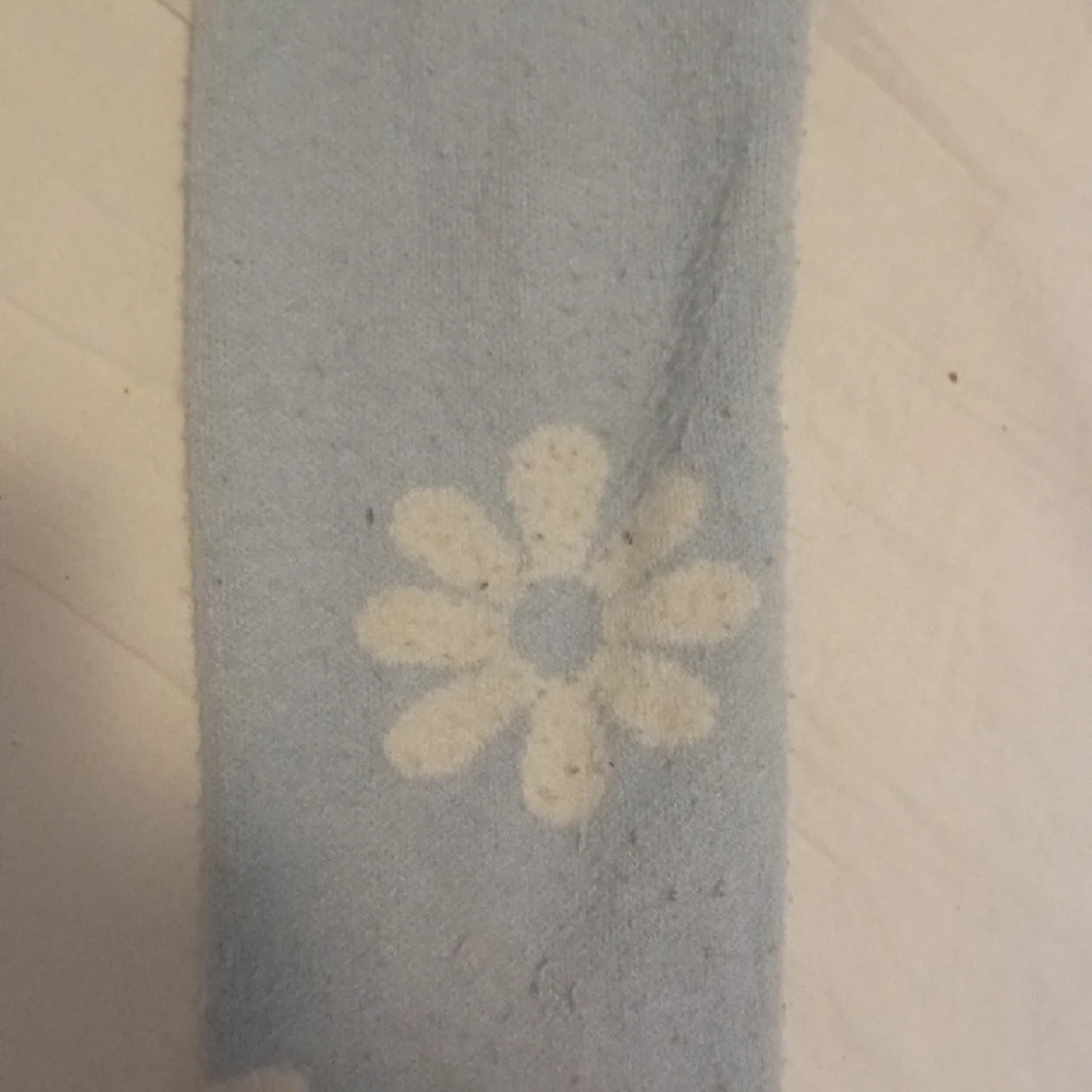 Blå stickad kofta med vita blommor från Lindex - 91