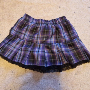 Lila plisserad kjol med ränder - Storlek S