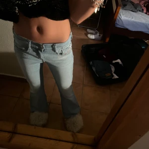 Diesel lågmidjade bootcut jeans - Säljer mina super snygga ljusblåa diesel jeans som är den perfekta modellen😍Säljer endast för det pris jag lägger ut för☺️