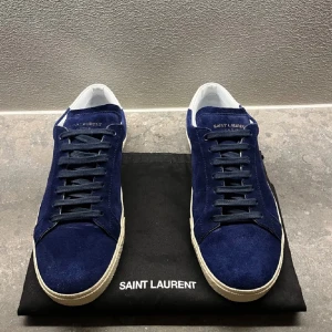 Saint Laurent skor - Säljer nu dessa riktigt feta YSL skor. Skick 8/10, dustbag fås med vid köp.  Nypris 7000, mitt pris är 3499. Kan mötas upp i Stockholm alternativt frakta via Postnord.