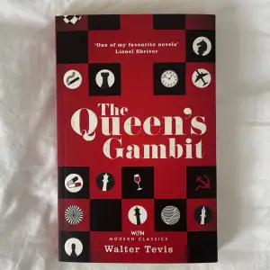 The Queens Gambit av Walter Tevis på engelska. Den är oläst men utsidan som man kan se är lite smutsig. Skriv om du har några frågor eller vill ha mer bilder <3