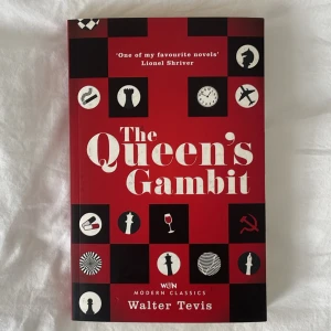 Bok av Walter Tevis - The Queens Gambit av Walter Tevis på engelska. Den är oläst men utsidan som man kan se är lite smutsig. Skriv om du har några frågor eller vill ha mer bilder <3