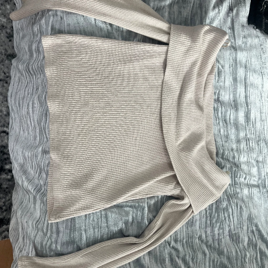 Beige off-shoulder tröja