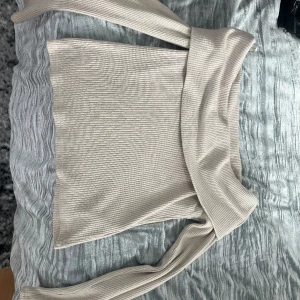 Beige off-shoulder tröja - Jag säljer denna off shoulder tröja för 300kr(original priset 500kr) 
