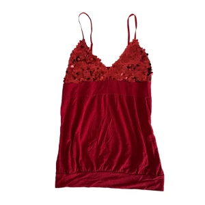 Rött paljett linne - Sitter som en S. Kontakta vid intresse <3