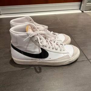 Jag säljer mina Nike Blazer i storlek 40! De är använda ett fåtal gånger och i mycket bra skick. 