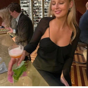 Svart zara topp - Så fin svart blus från Zara som har typ en inbyggd bolero ❤️första bilden är lånad från filippzorz instagram skriv för egna bilder! Obs passar inte mig kan inte fixa bild på