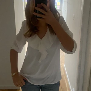 Vit volang blus🤍 - Säljer denna urgulliga blusen med volanger, super fin nu till våren o sommarn! Aldrig använd och i jättefint skick, skriv om du har några frågor eller funferingar❤️