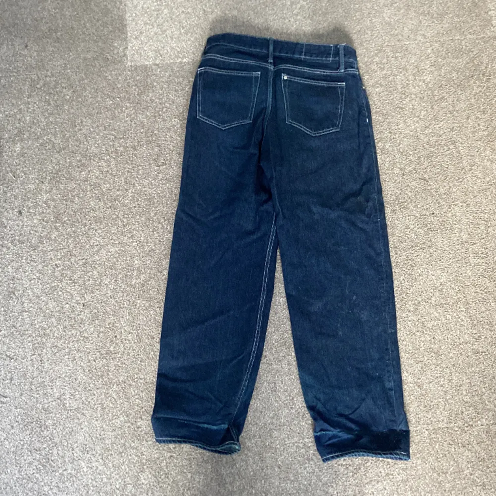 Storlek 30/32 Väll använda, litet håll längst ner på ena benet . Jeans & Byxor.