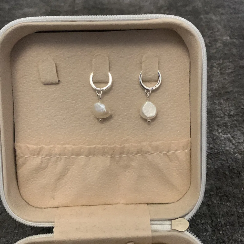 Här är ett par vita örhängen från Edblad. Köpte för 350 kr men använder inte pågrund av att jag endast använder guld smycken. Men dom är jätte gulliga och det som är bra är att dom tillexempel passar till alla olika outfits💗💗💗 . Accessoarer.